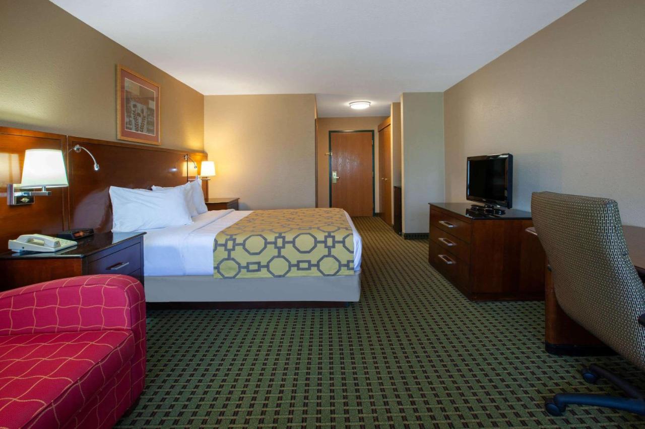 Deluxe King Room - Non-Smoking at Baymont by Wyndham Franklin