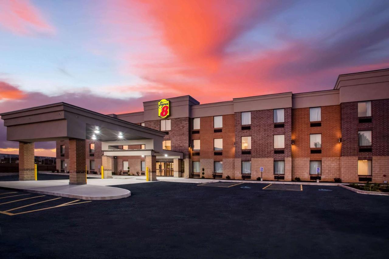 | Super 8 by Wyndham St. Louis North