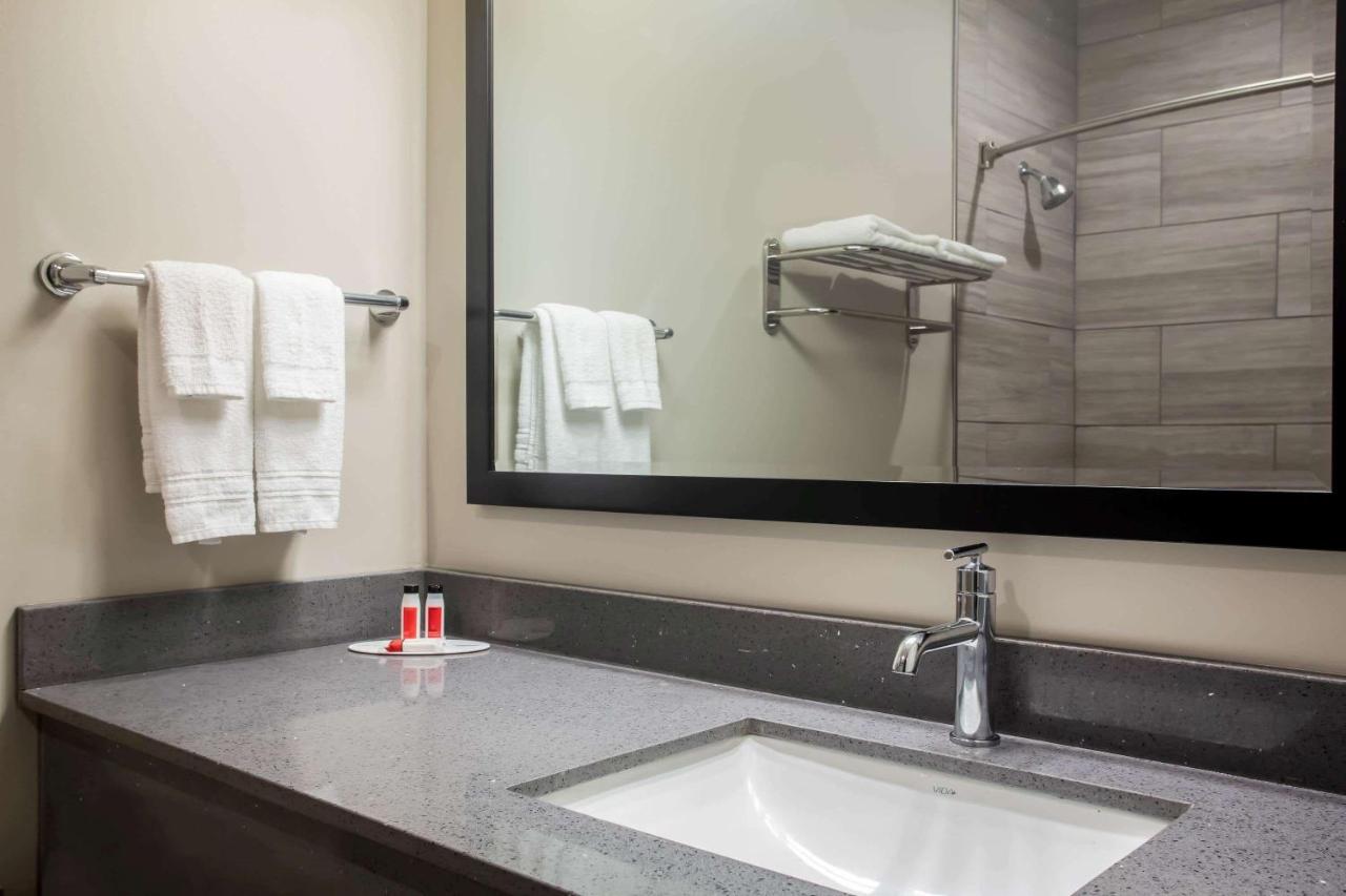 | Super 8 by Wyndham St. Louis North