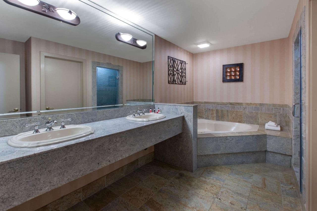 One-Bedroom Presidential Suite - Non-Smoking at Baymont by Wyndham Franklin