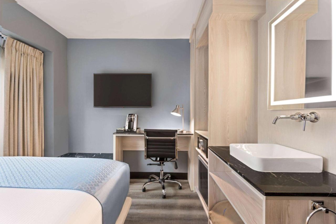 King Room with Roll-In Shower - Mobility/Hearing Accessible - Non-Smoking at Wingate by Wyndham New York Midtown South/5th Ave