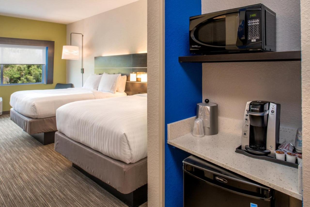 Queen Room at Holiday Inn Express & Suites Tampa North - Wesley Chapel by IHG