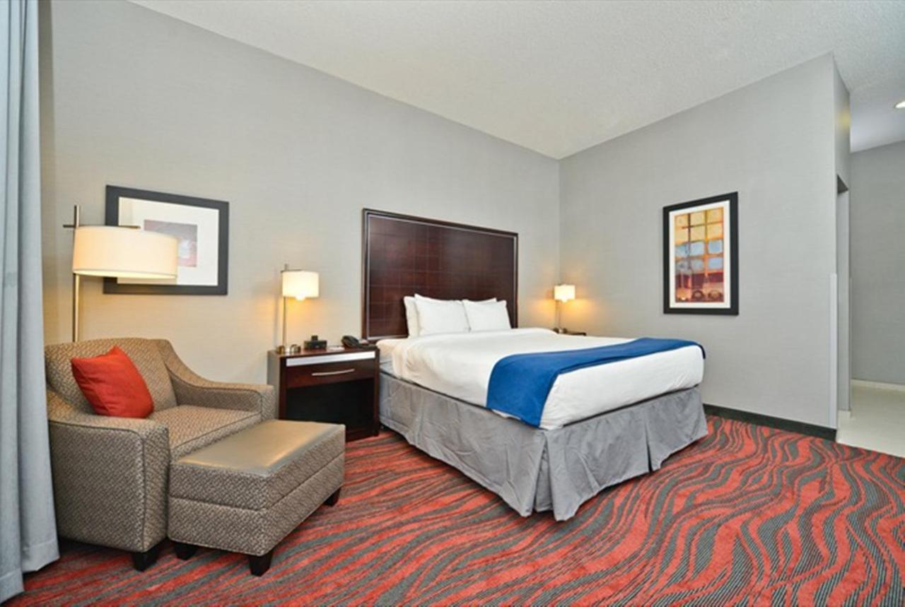 King Room - Non-Smoking at Holiday Inn Express & Suites Utica by IHG