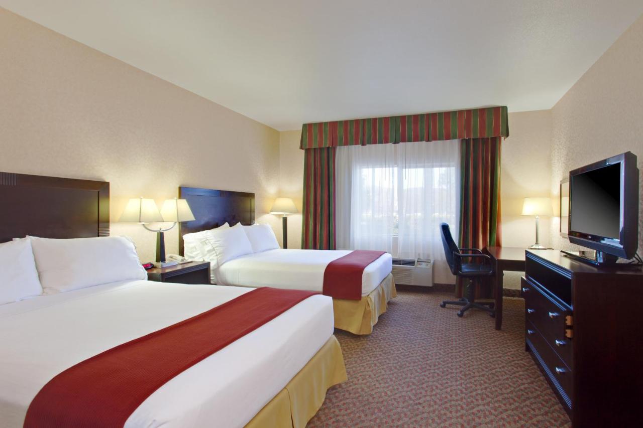 Queen Room with Two Queen Beds at Holiday Inn Express Temecula by IHG