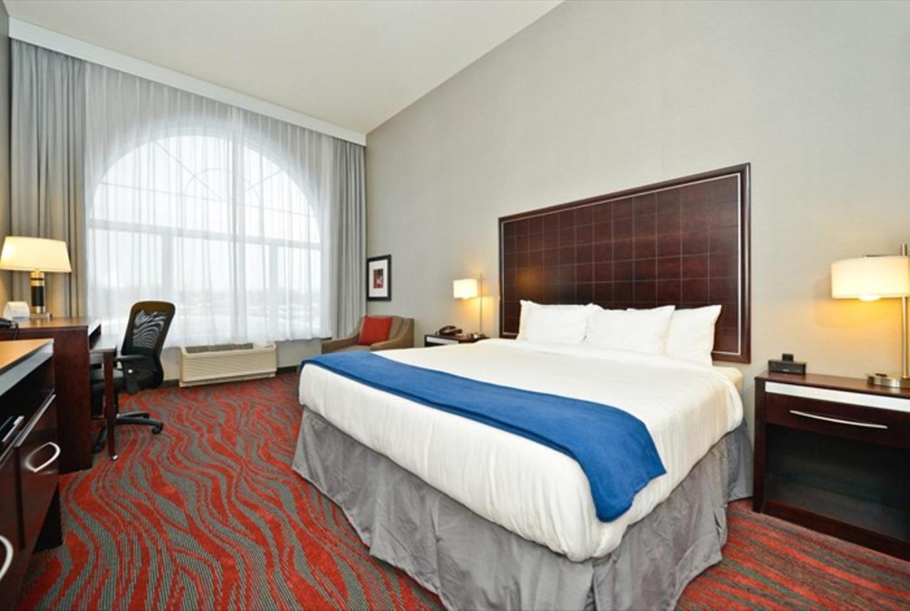 King Suite - Non-Smoking at Holiday Inn Express & Suites Utica by IHG