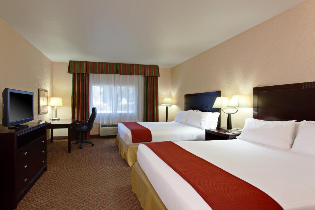 Queen Room with Two Queen Beds at Holiday Inn Express Temecula by IHG