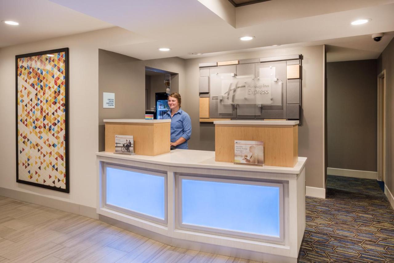 | Holiday Inn Express Warrenton, an IHG Hotel