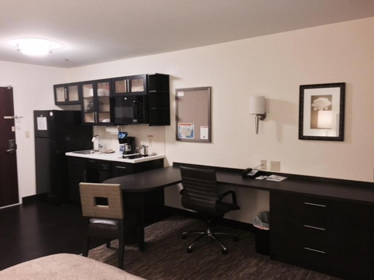 Queen Studio at Candlewood Suites Youngstown W I-80 Niles Area by IHG
