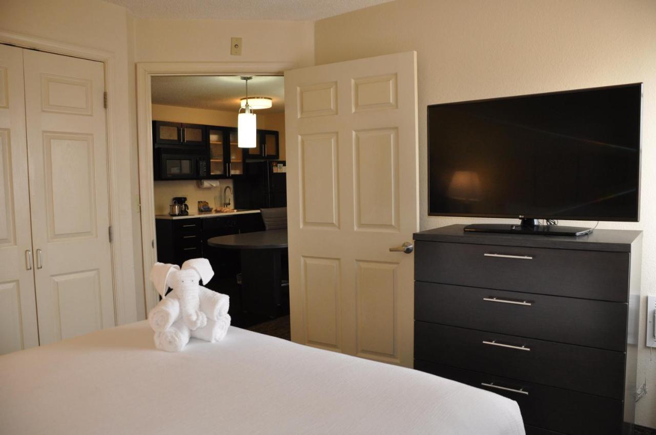 One-Bedroom Queen Suite - Non-Smoking at Candlewood Suites Herndon by IHG