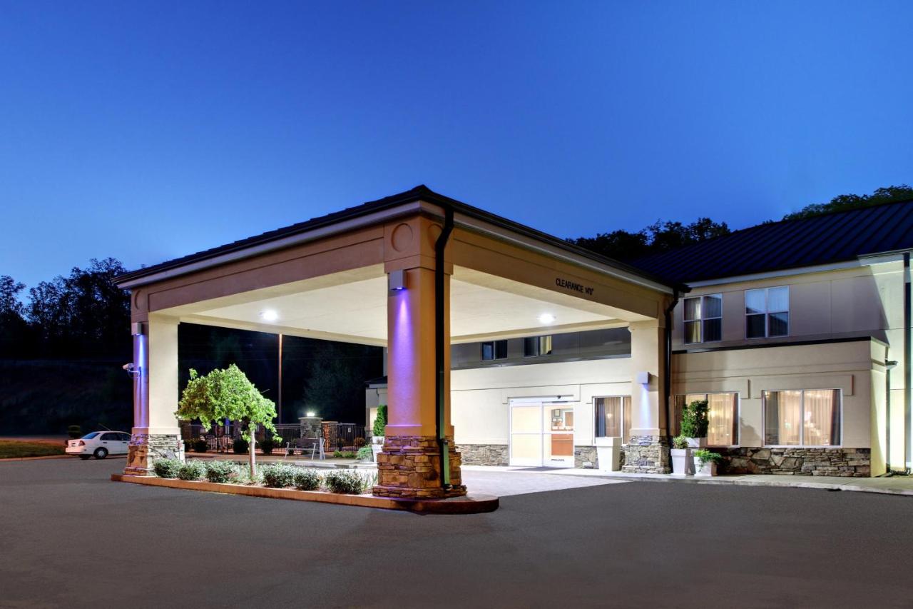  | Holiday Inn Express Hurricane Mills Waverly, an IHG Hotel