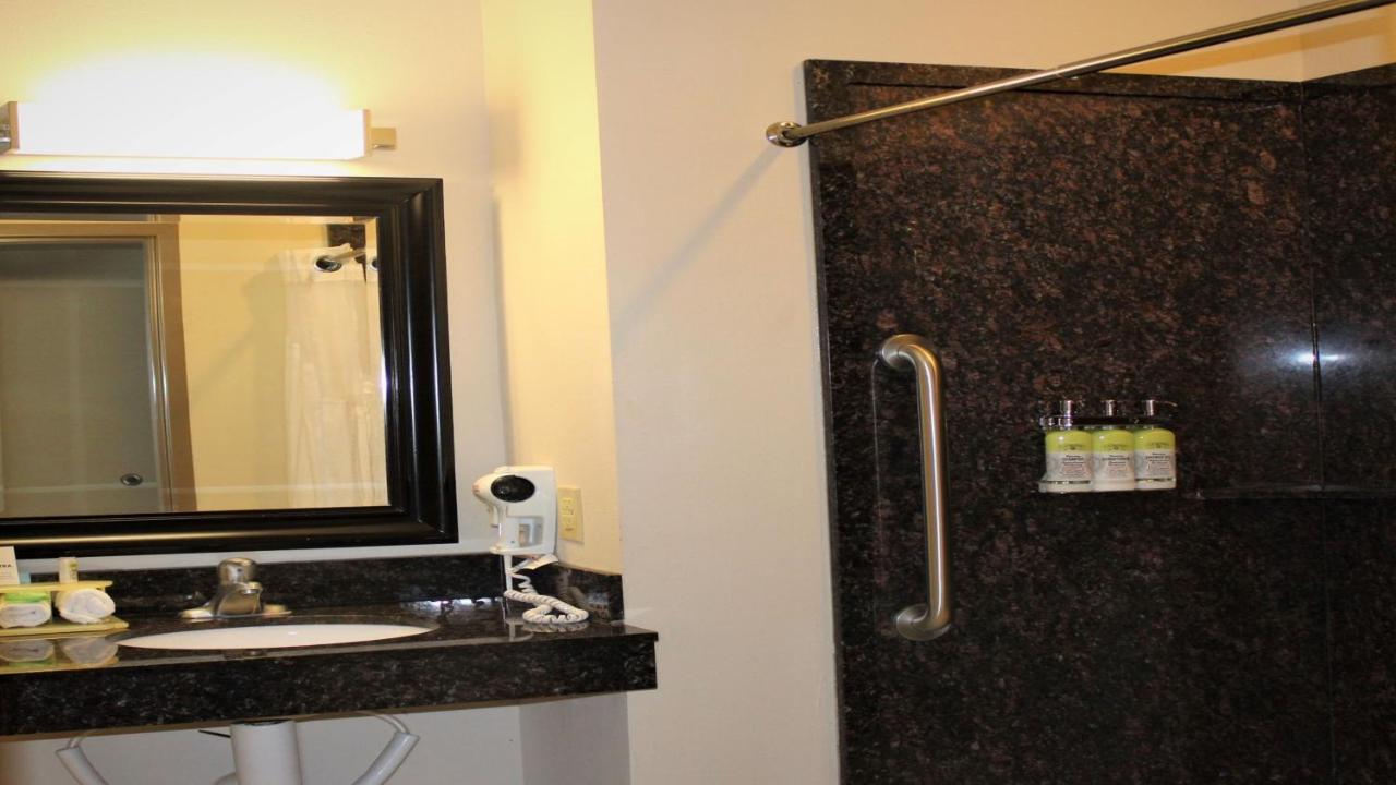 King Room - Disability Access Tub/Non-Smoking at Holiday Inn Express Hotel & Suites Rockingham by IHG