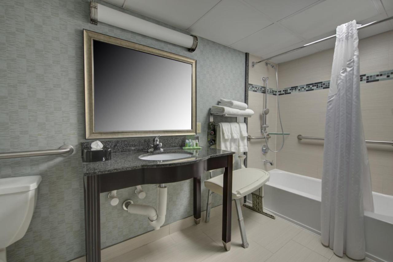 Twin Room with Mobility Accessible Tub - Non-Smoking at Holiday Inn Plainview-Long Island by IHG