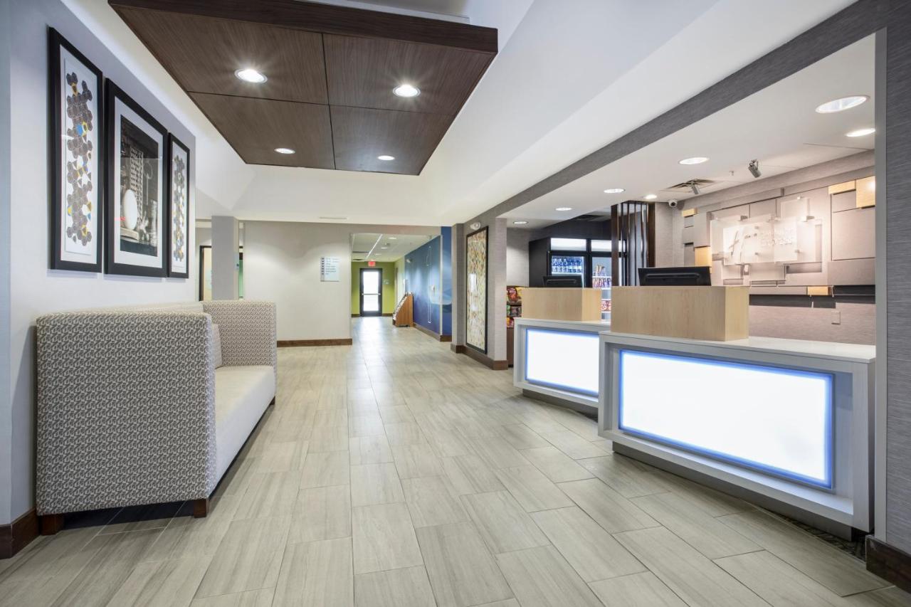 | Holiday Inn Express Kansas City - at the Legends!, an IHG Hotel