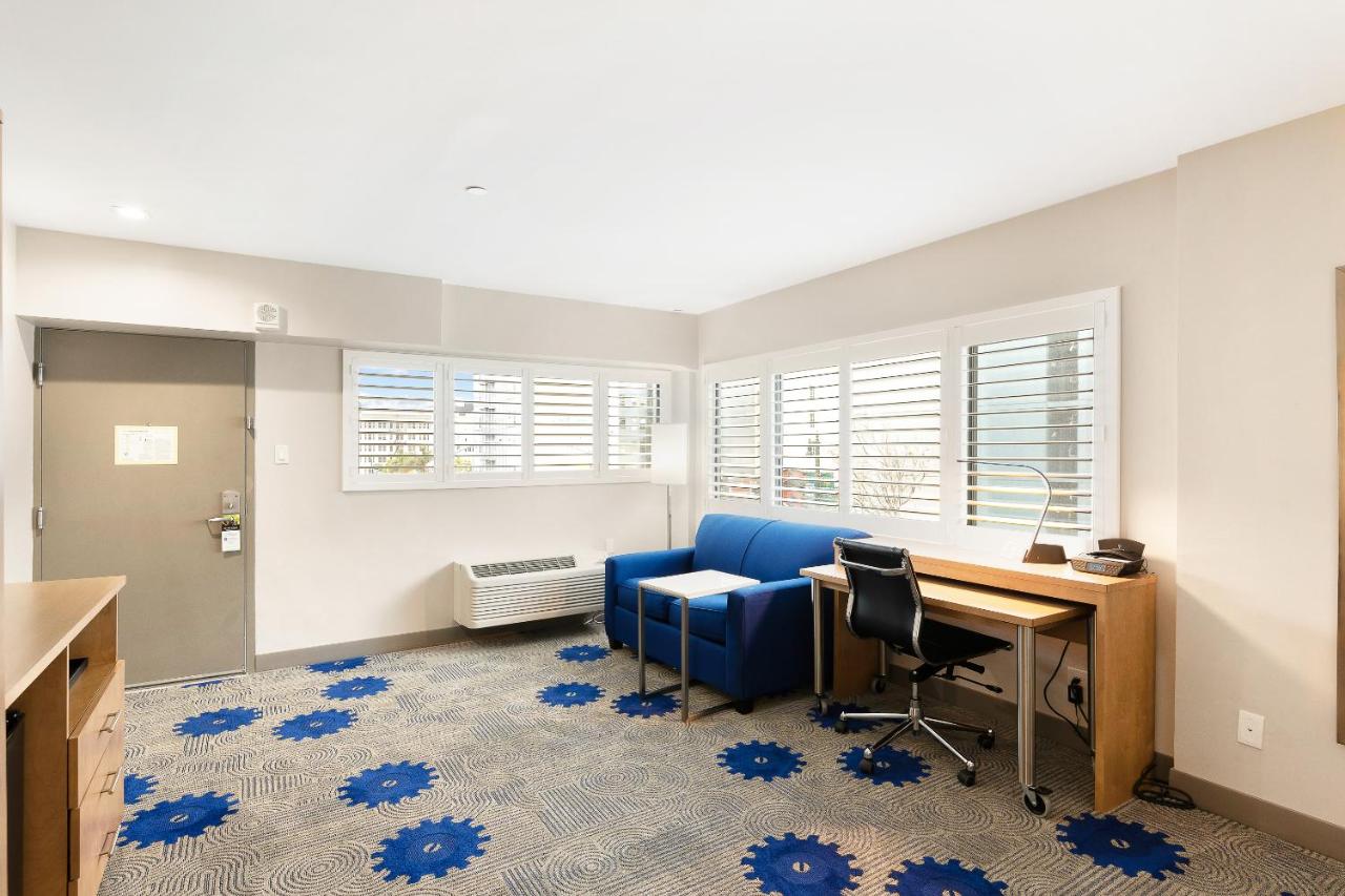 King Room with Sofa Bed and Patio at Best Western Red Coach Inn