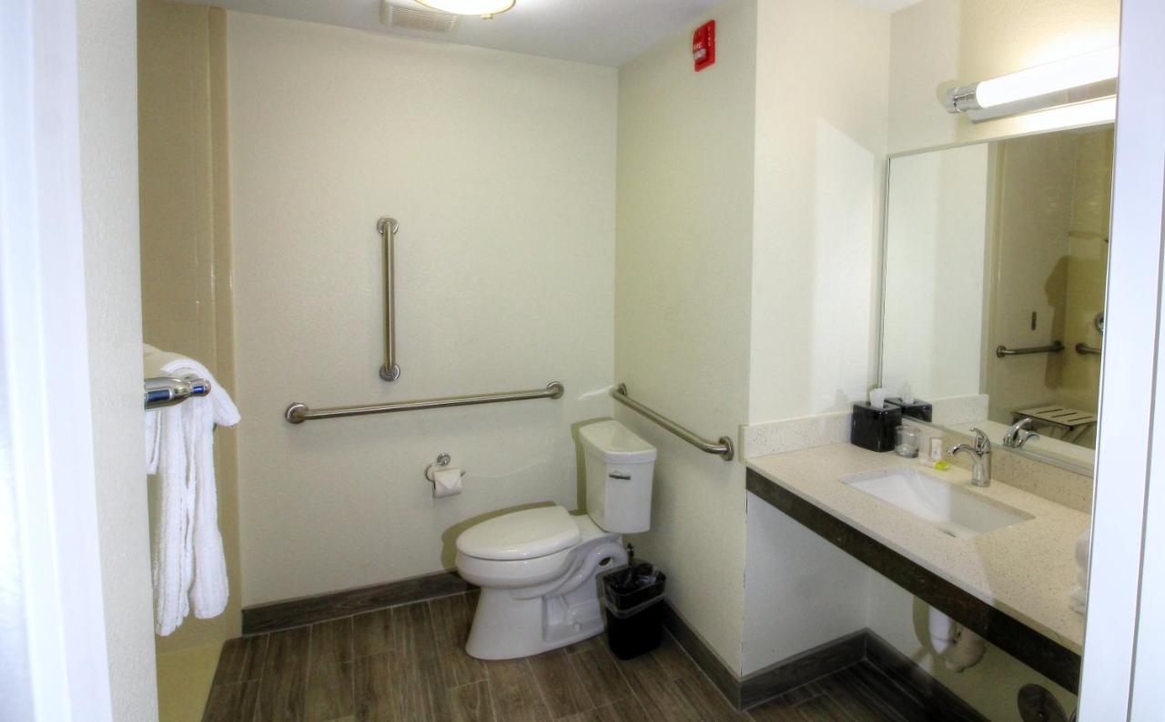 Queen Studio Suite - Mobility Acces Roll in Shower/Non-Smoking at Candlewood Suites Memphis East by IHG
