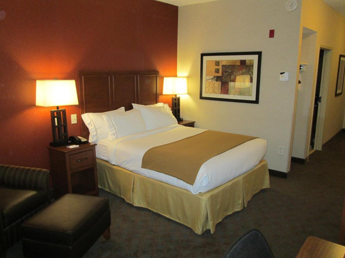 Queen Room - Non -Smoking at Holiday Inn Express Hotel & Suites Paducah West by IHG