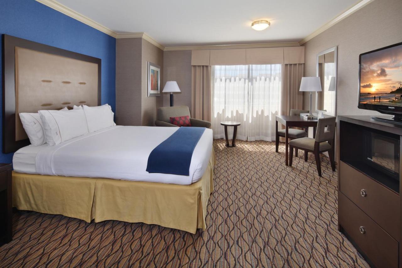 King Room with Roll-In Shower - Disability Access at Holiday Inn Express Port Hueneme by IHG