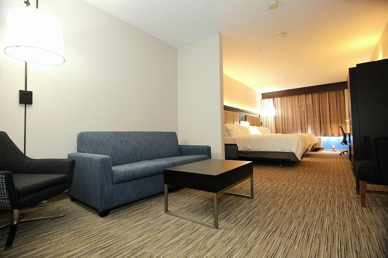 Queen Suite with Two Queen Beds - Non Smoking at Holiday Inn Express & Suites Ashland by IHG
