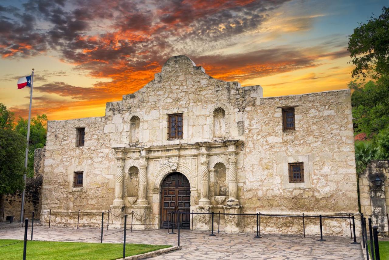| Holiday Inn Express San Antonio North Riverwalk Area, an IHG Hotel
