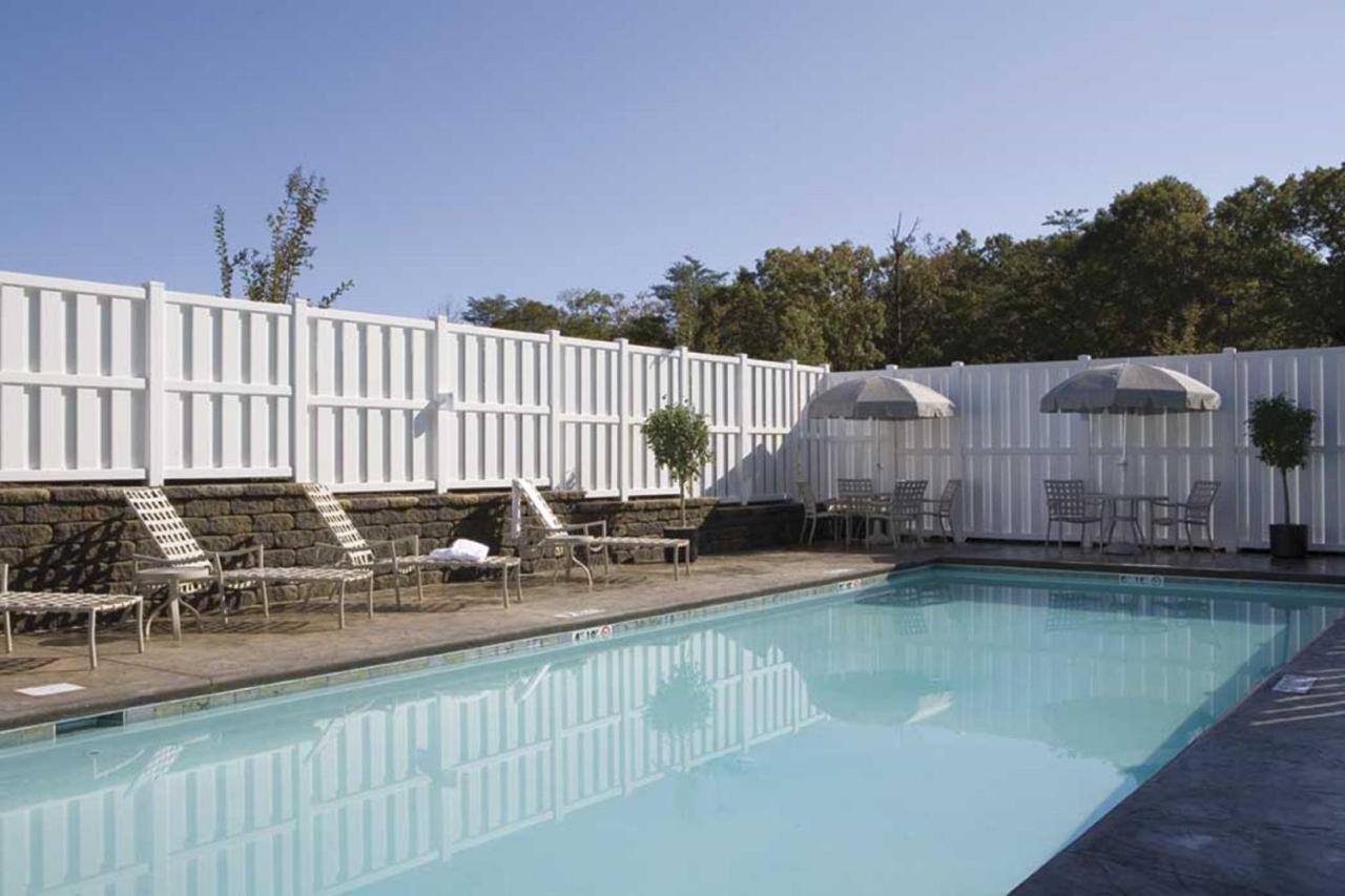 | Holiday Inn Express & Suites Charlottesville - Ruckersville, an IHG Hotel