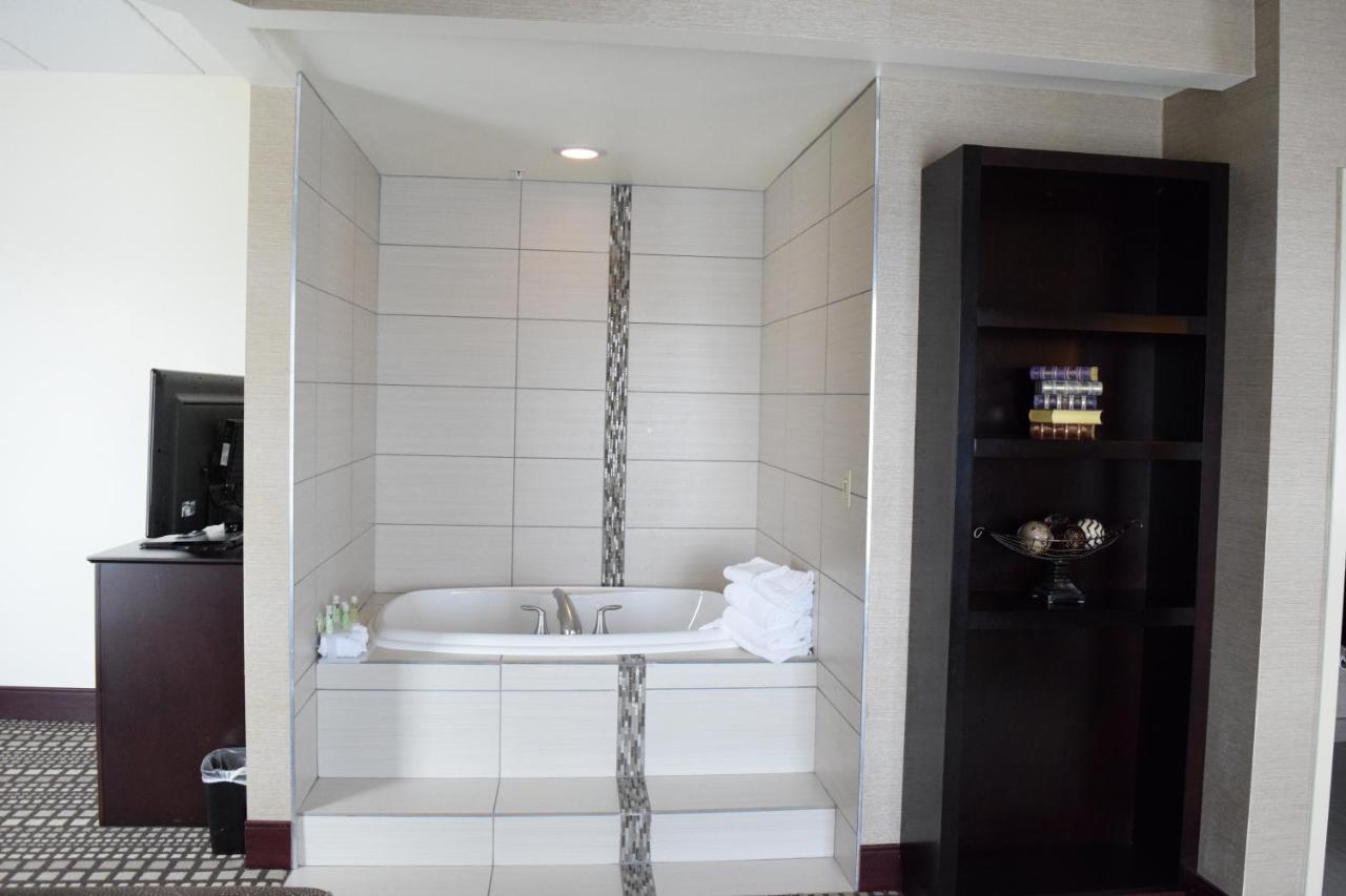 Suite Jacuzzi - Non-Smoking at Holiday Inn Express & Suites Geneva Finger Lakes, an IHG Hotel