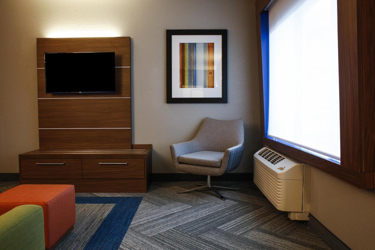 King Suite at Holiday Inn Express & Suites Louisville Downtown by IHG