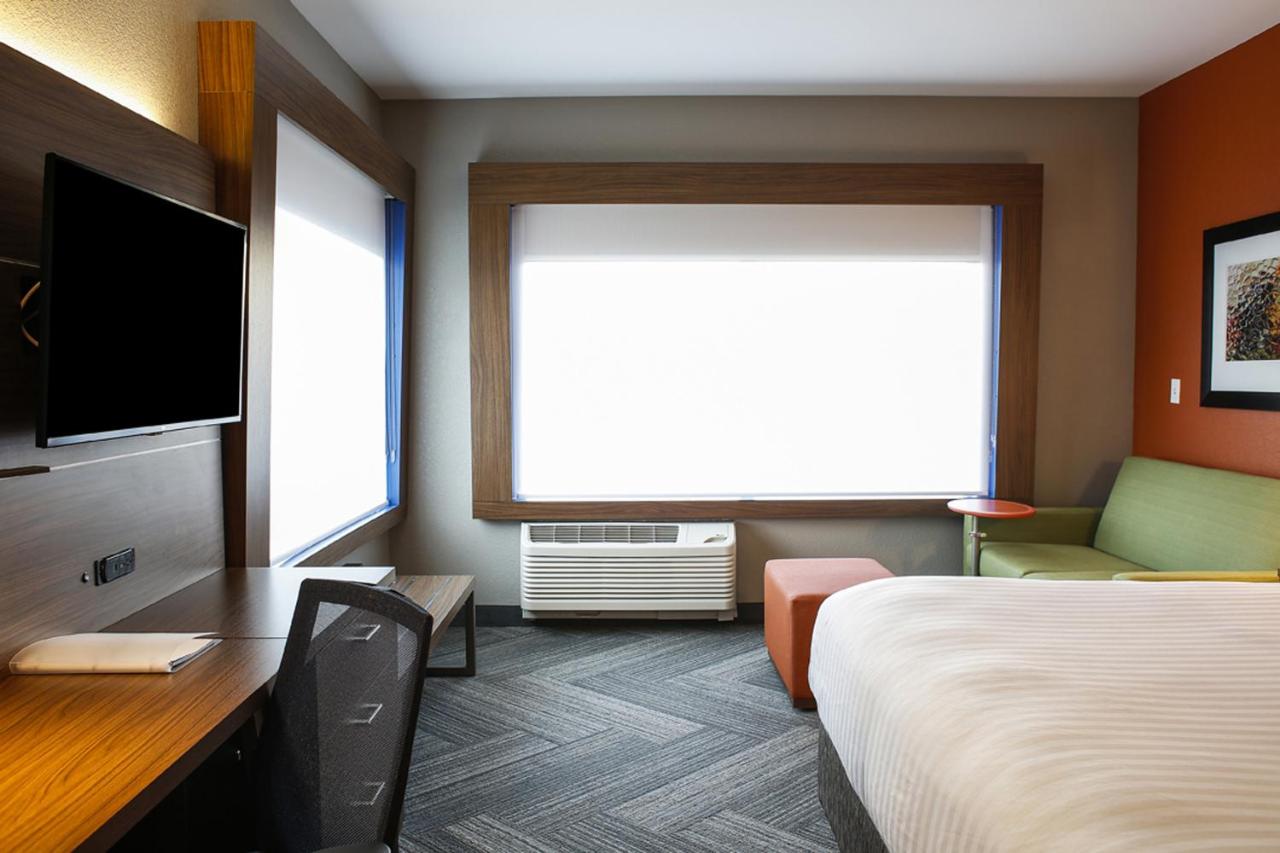 King Room at Holiday Inn Express & Suites Louisville Downtown by IHG