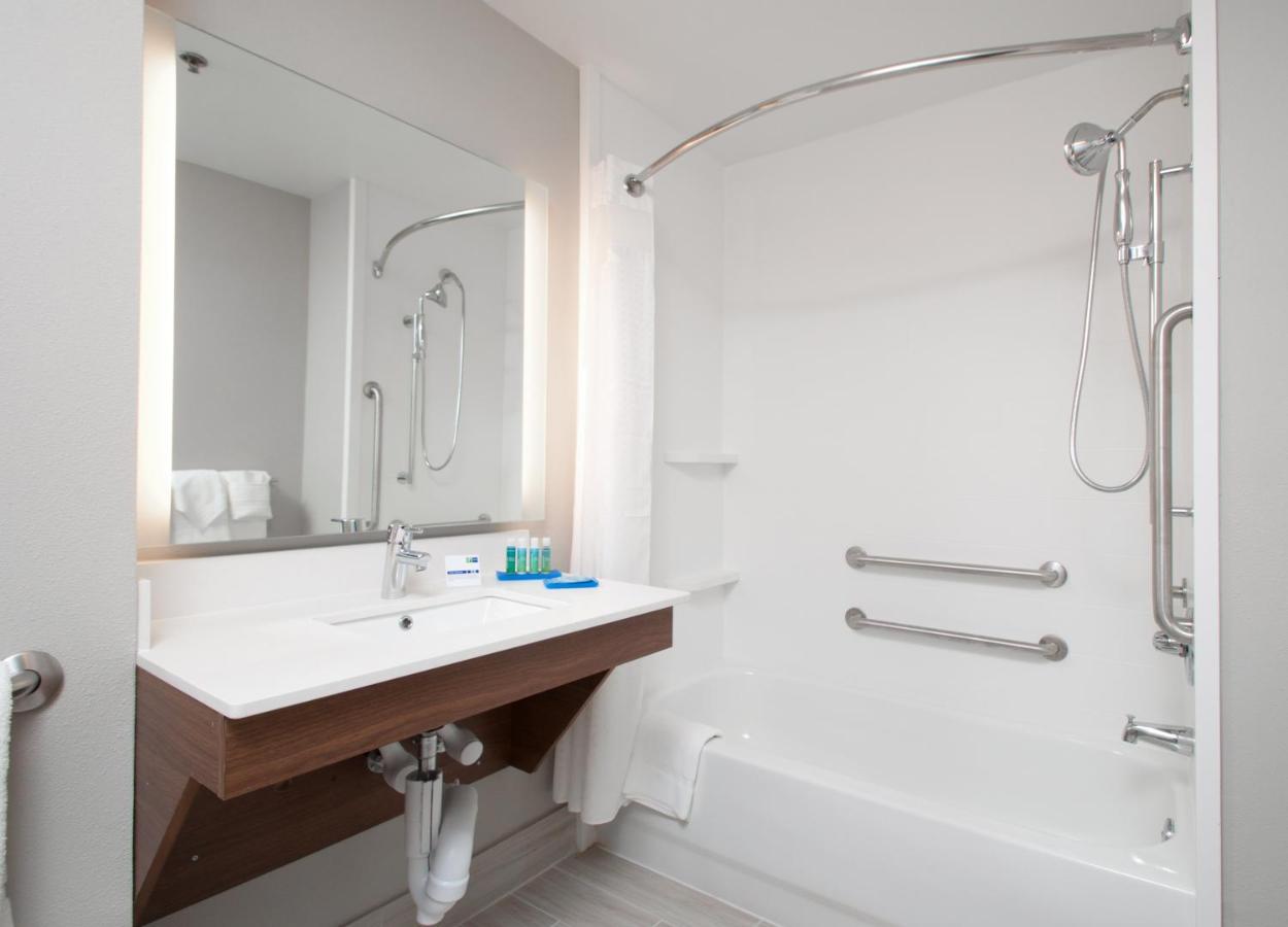 Executive King Room - Disability Access Tub/Non-Smoking at Holiday Inn Express Quantico - Stafford by IHG