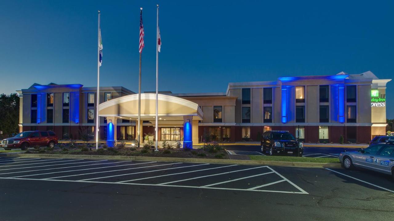 | Holiday Inn Express Hotel & Suites Midlothian Turnpike, an IHG Hotel