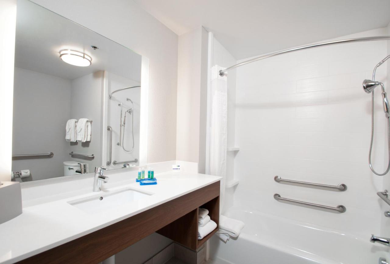 Deluxe Suite - Mobility Accessible - Non-Smoking at Holiday Inn Express Quantico - Stafford by IHG