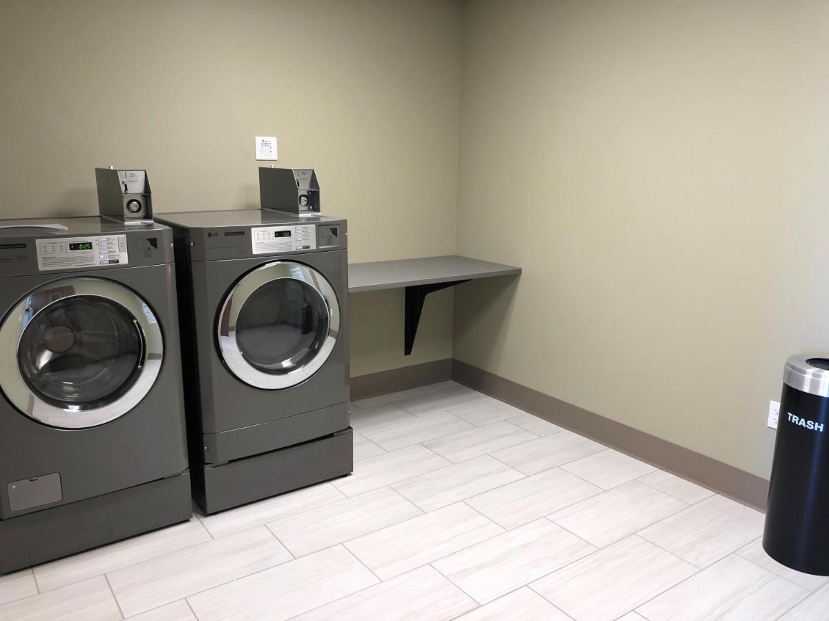 | Holiday Inn Express & Suites Springfield North, an IHG Hotel