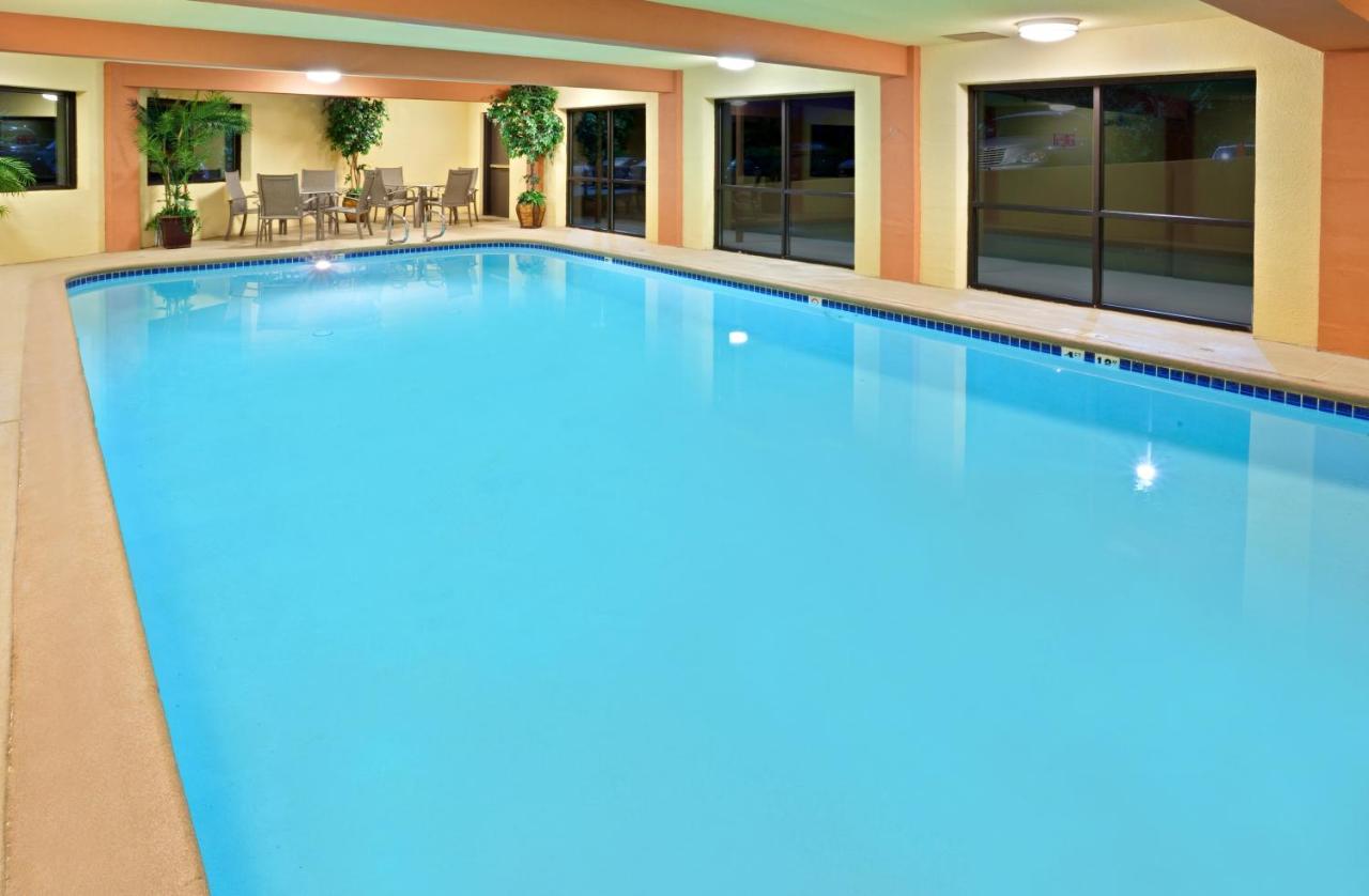 | Holiday Inn Express Portland South - Lake Oswego, an IHG Hotel