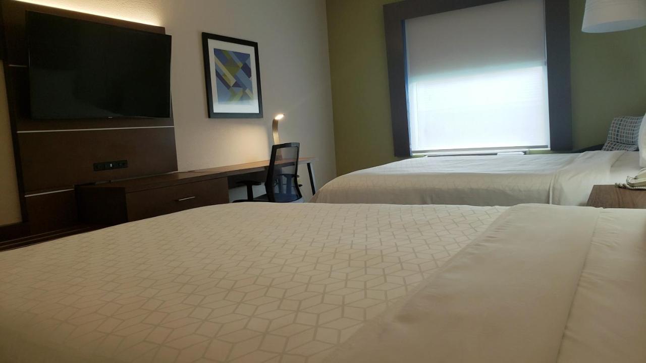 Queen Room with Roll-In Shower - Disability Access - Non-Smoking at Holiday Inn Express Hotel & Suites Weslaco by IHG