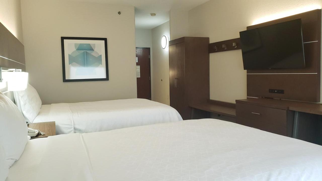 Queen Room with Roll-In Shower - Disability Access - Non-Smoking at Holiday Inn Express Hotel & Suites Weslaco by IHG