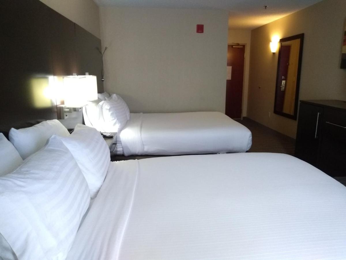| Holiday Inn Express Hotel & Suites Waterford, an IHG Hotel