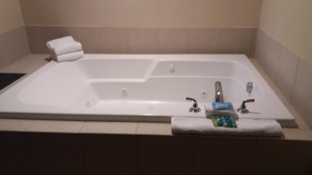 | Holiday Inn Express Hotel & Suites Waterford, an IHG Hotel