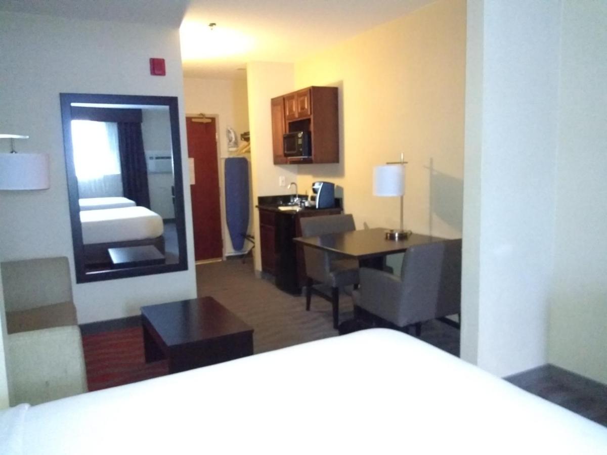 | Holiday Inn Express Hotel & Suites Waterford, an IHG Hotel