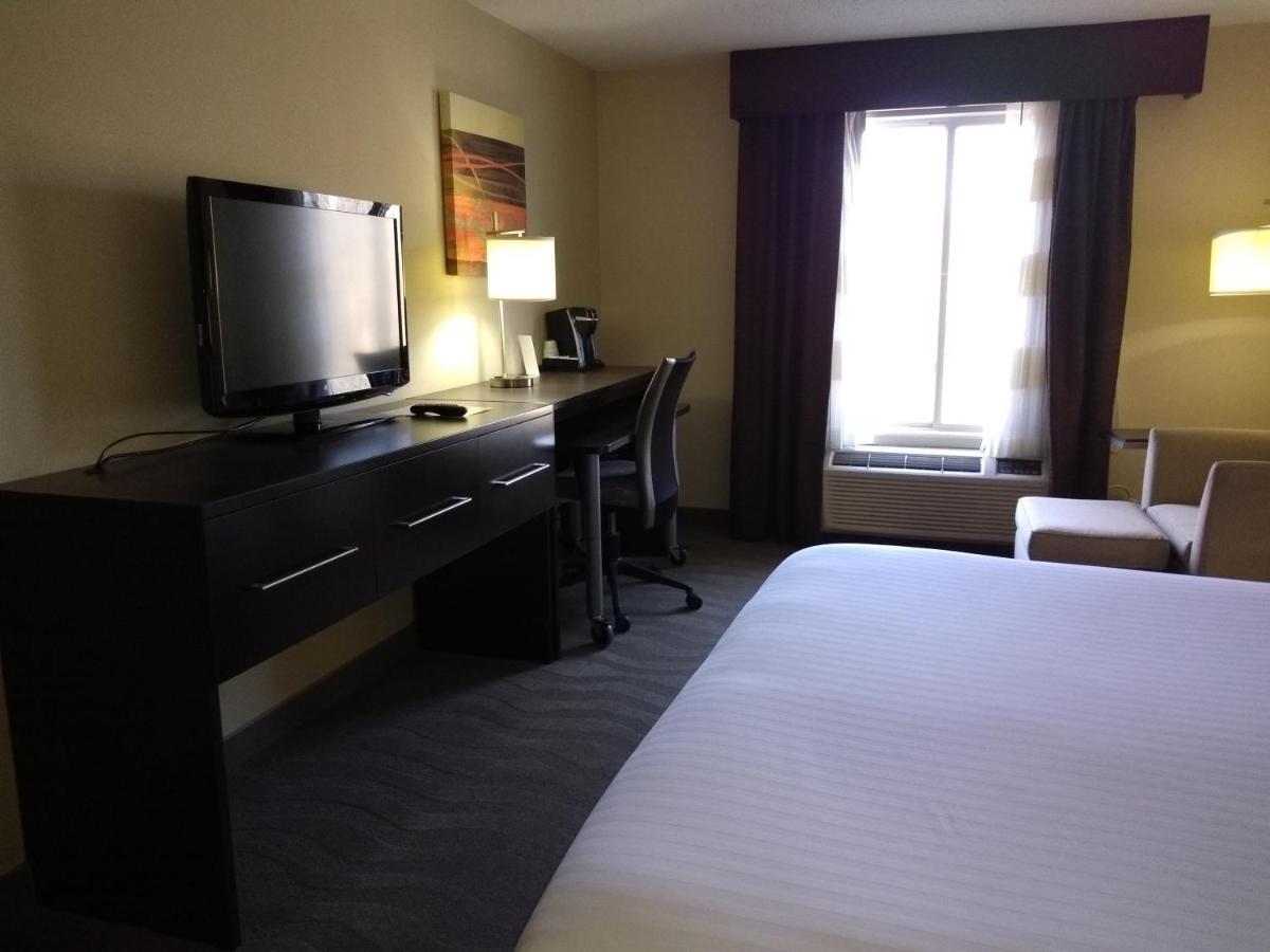 | Holiday Inn Express Hotel & Suites Waterford, an IHG Hotel