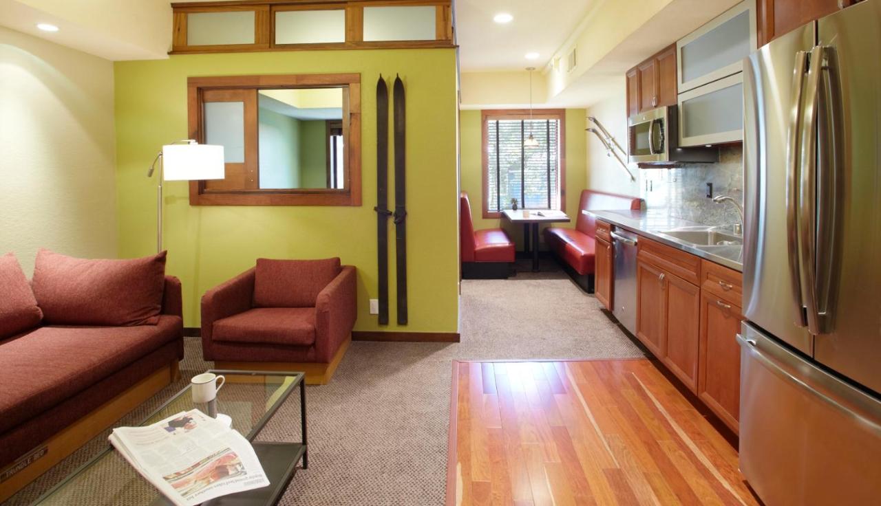 | Palisades Tahoe Lodge