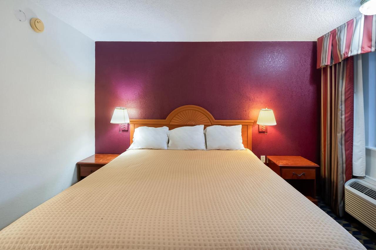 Queen Room at OYO Hotel Manning SC