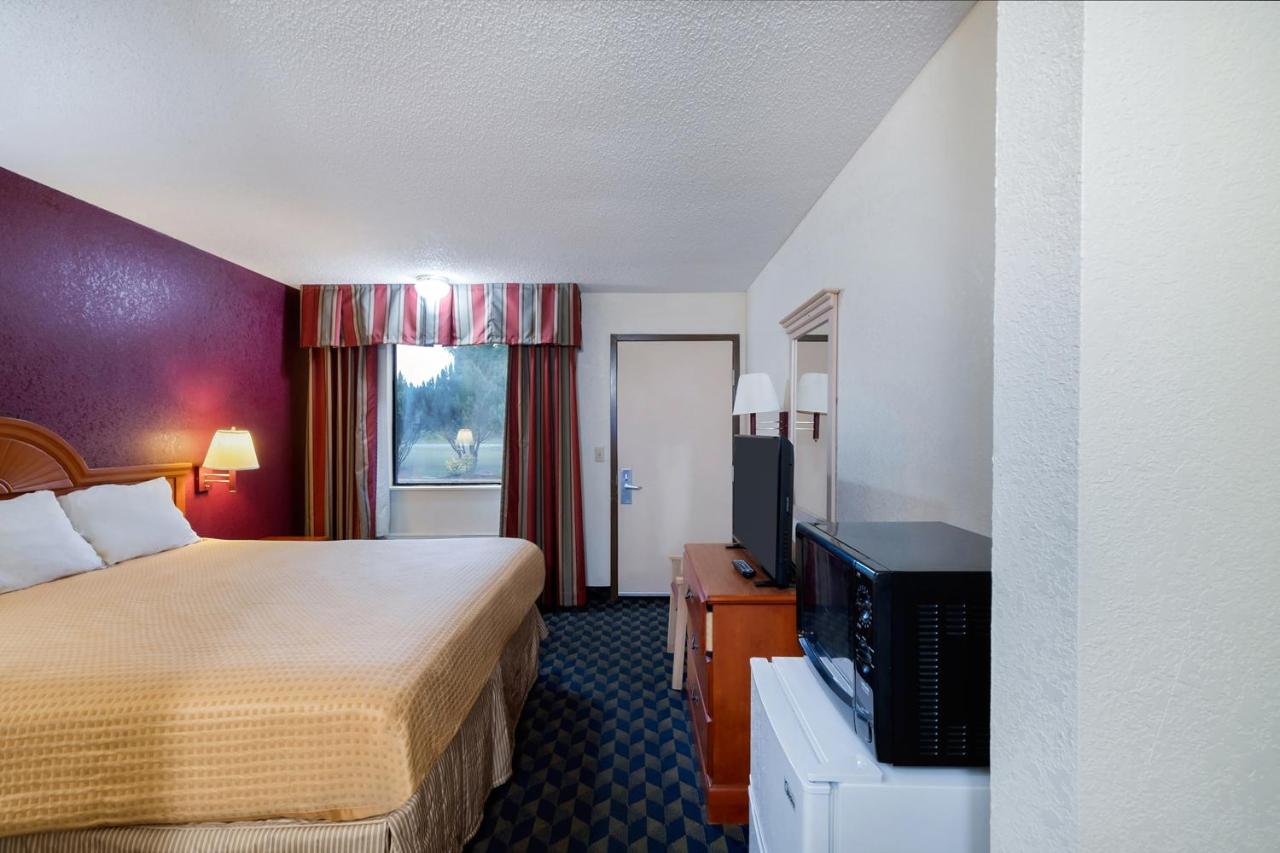 Queen Room at OYO Hotel Manning SC