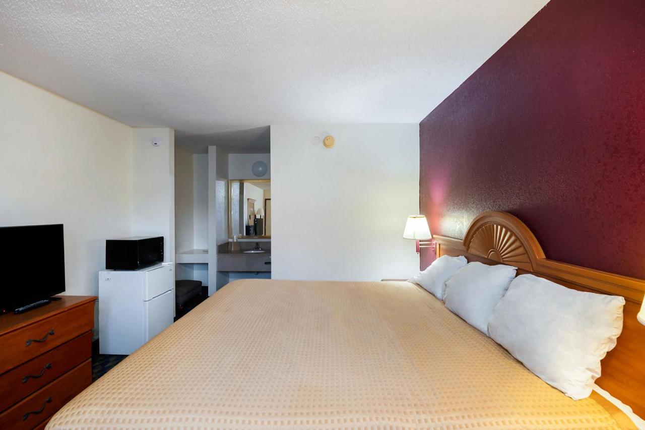 Queen Room at OYO Hotel Manning SC