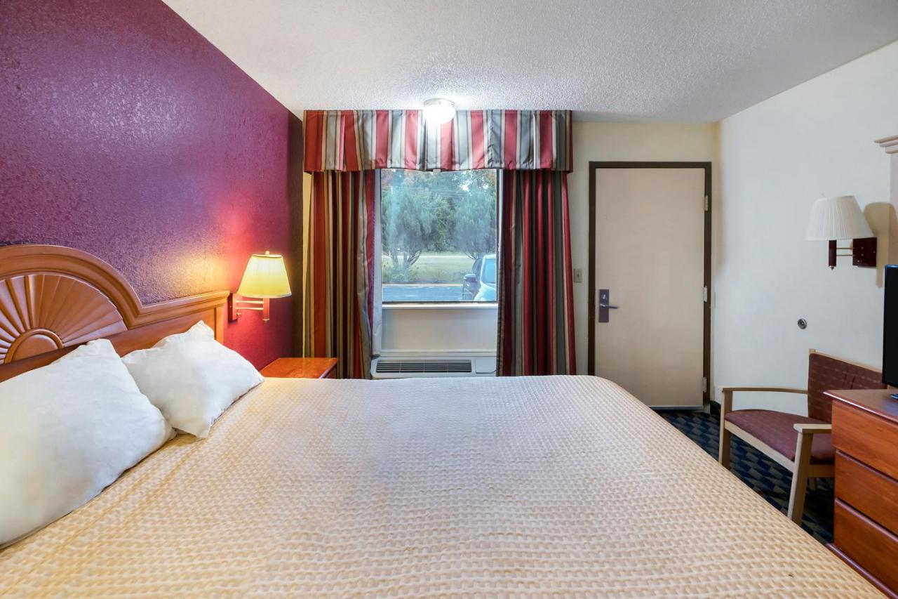 Queen Room at OYO Hotel Manning SC
