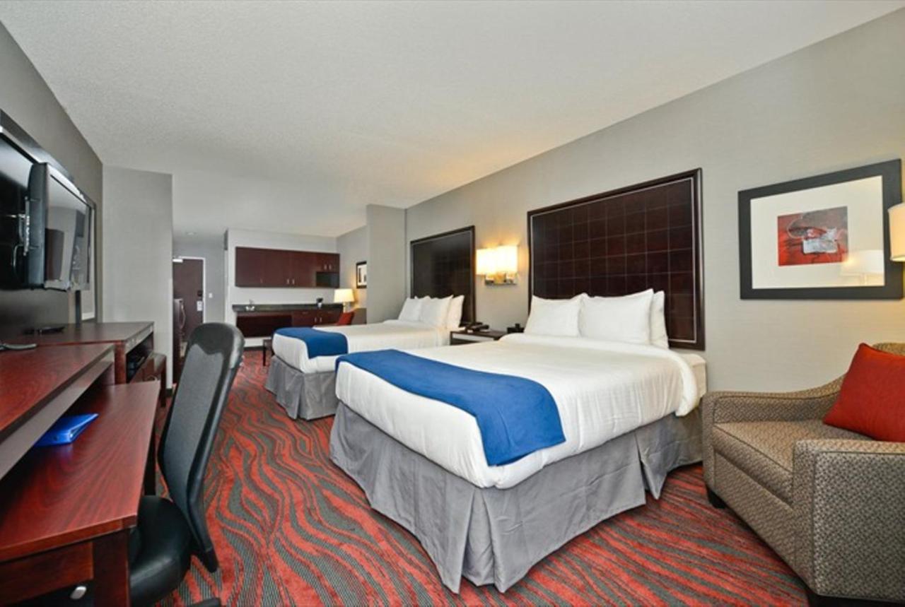 Queen Suite - Non-Smoking at Holiday Inn Express & Suites Utica by IHG