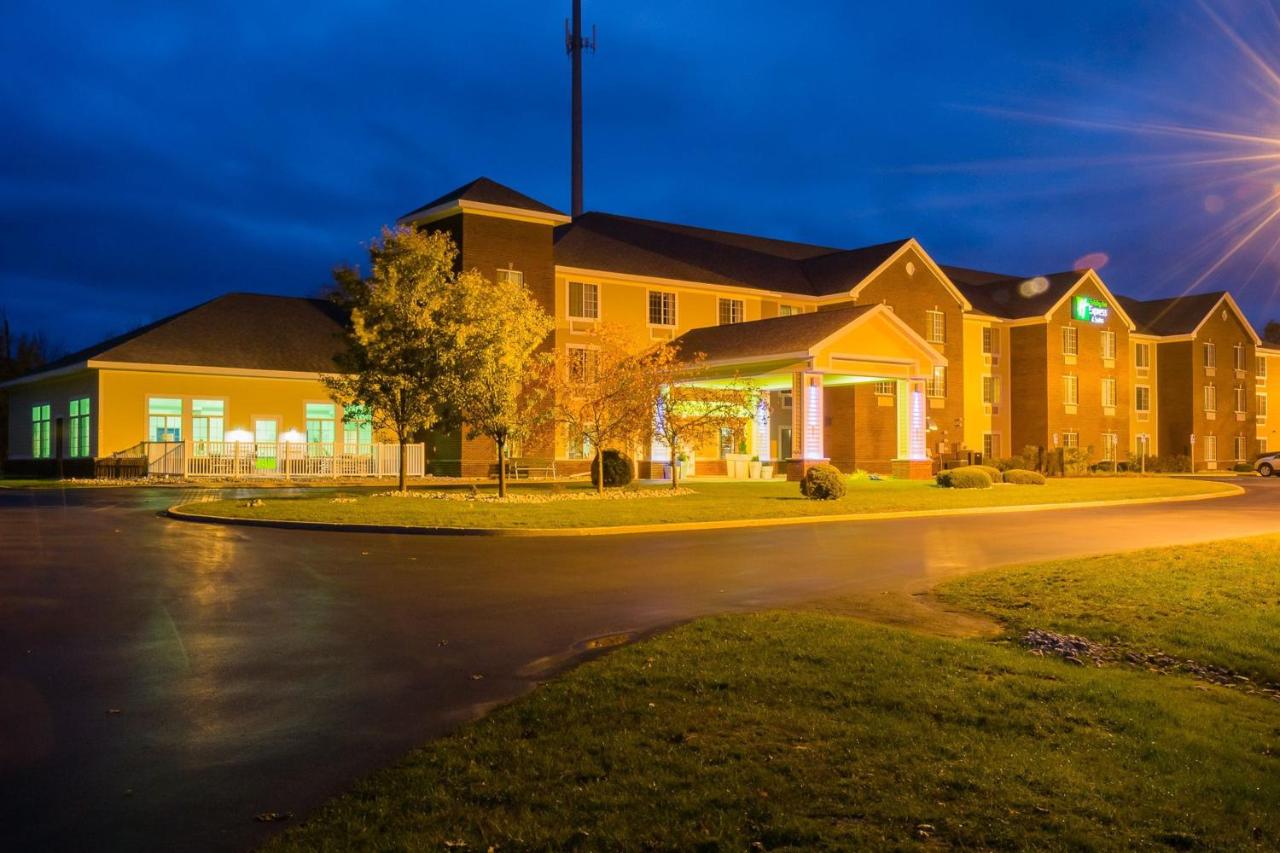| Holiday Inn Express Hotel & Suites Acme-Traverse City, an IHG Hotel