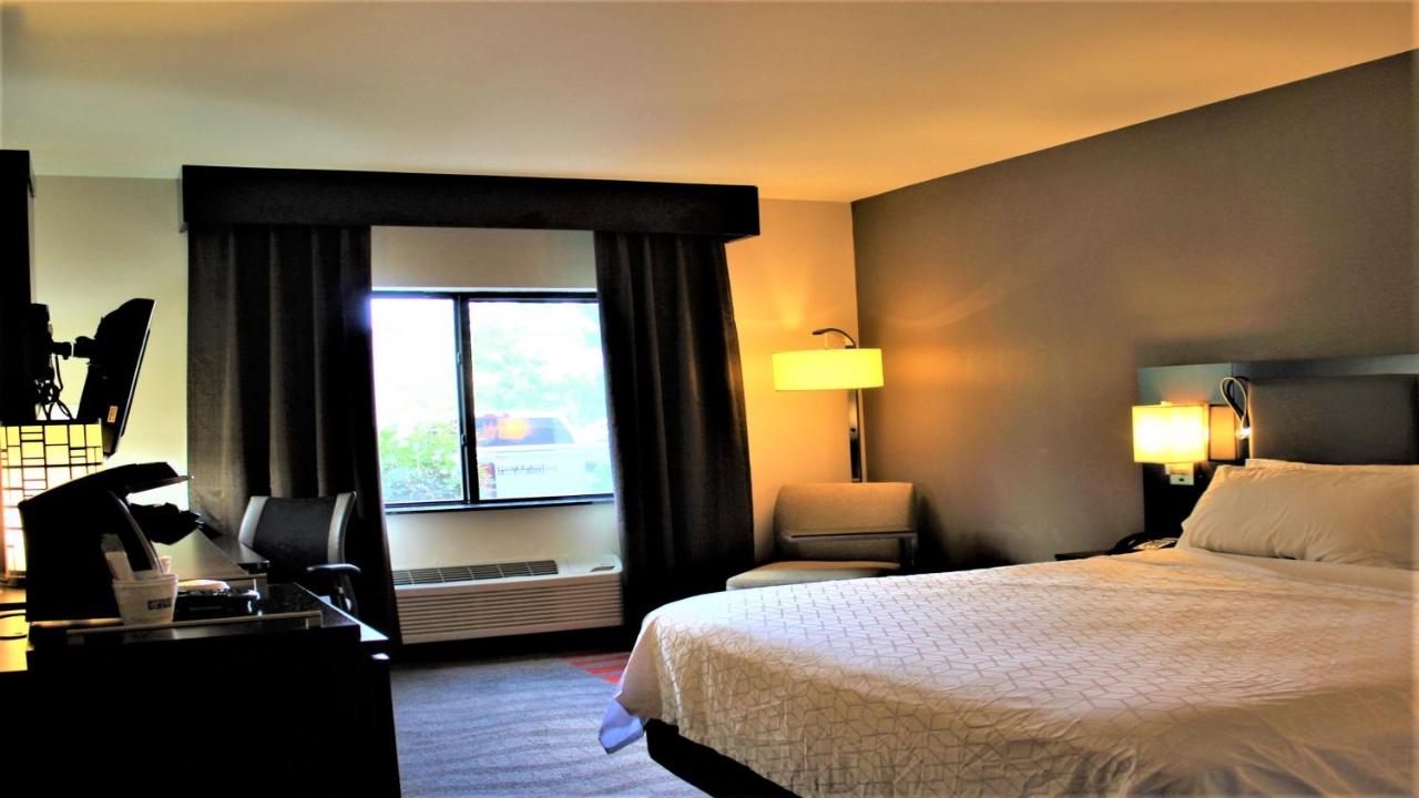 King Room - Disability Access Tub/Non-Smoking at Holiday Inn Express Hotel & Suites Rockingham by IHG