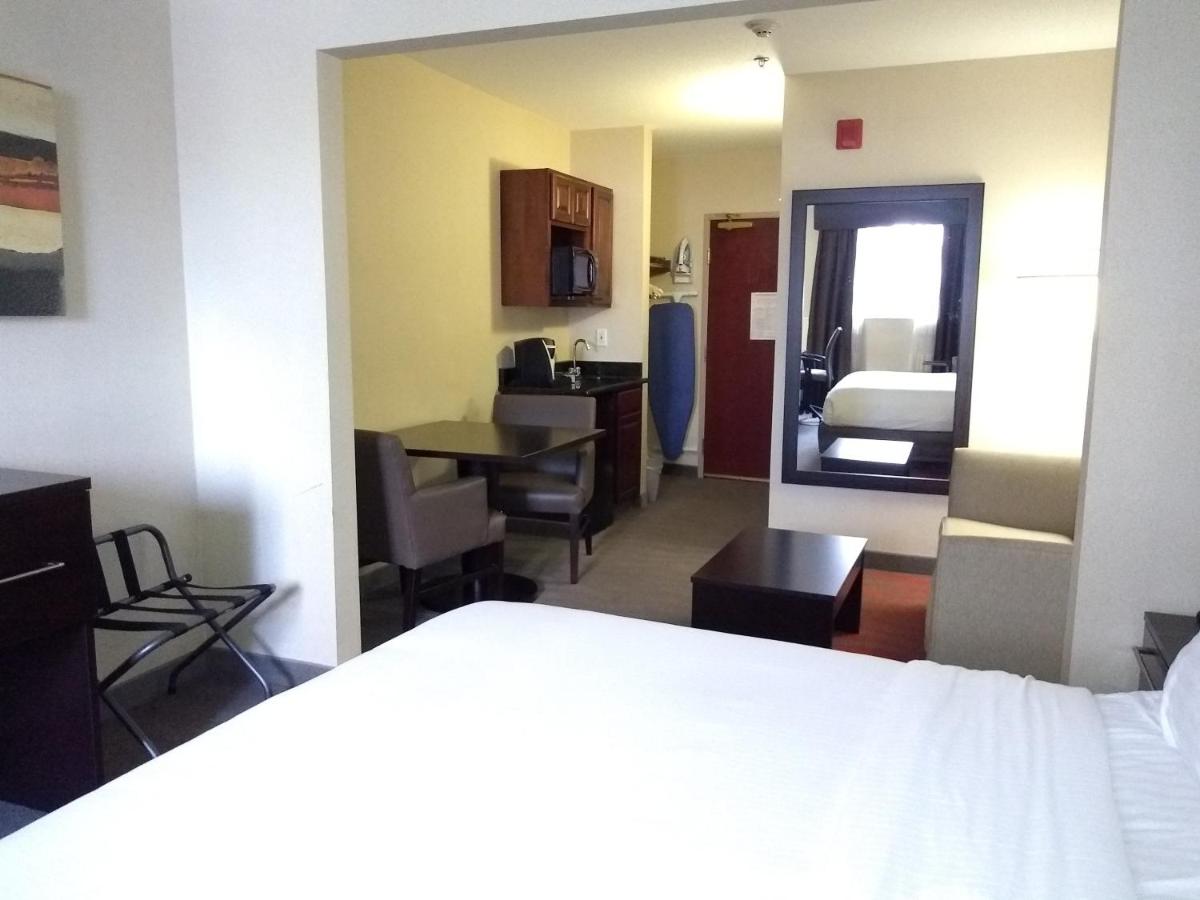 | Holiday Inn Express Hotel & Suites Waterford, an IHG Hotel