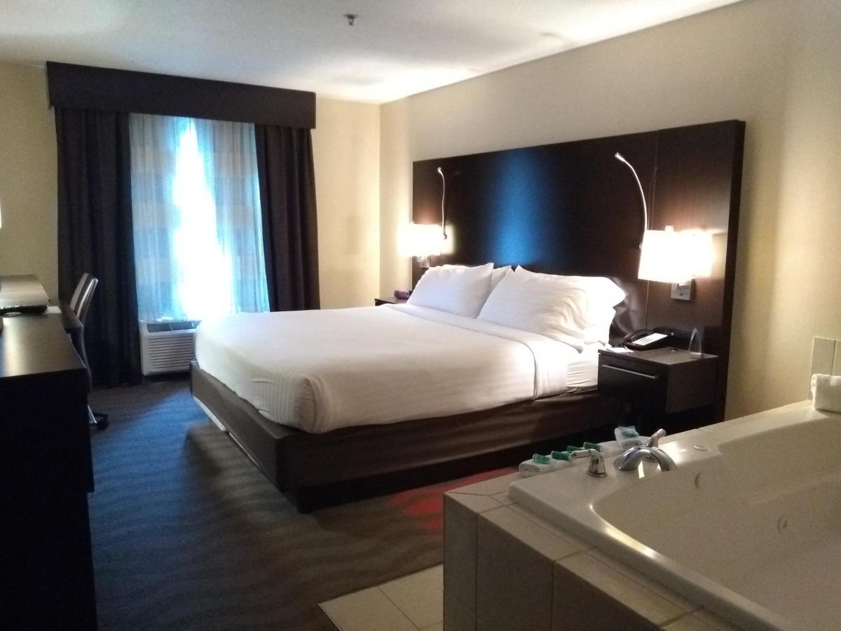 | Holiday Inn Express Hotel & Suites Waterford, an IHG Hotel