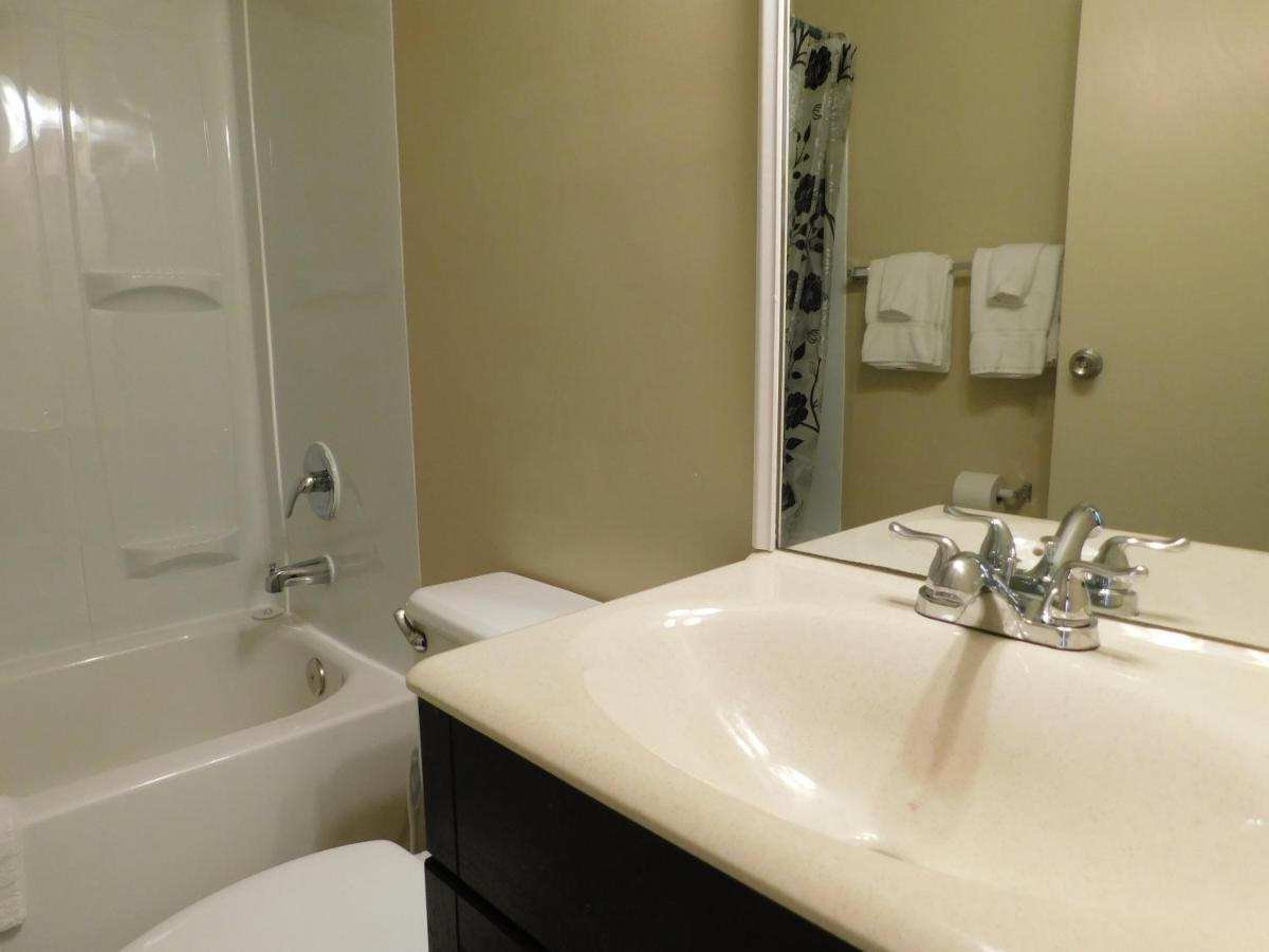 Deluxe Queen Room at APM Inn and Suites