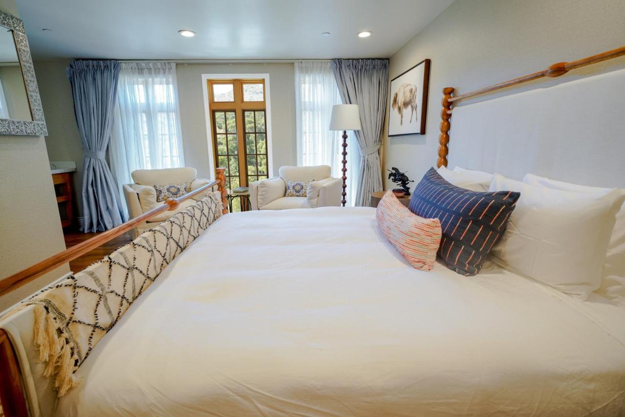 King Room with Mountain View at Zane Grey Pueblo Hotel